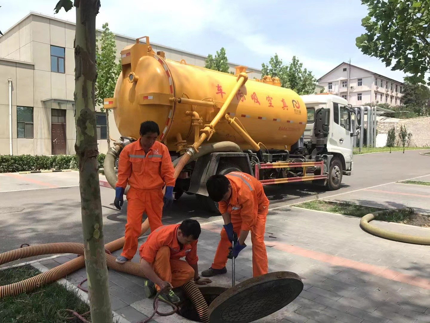 平昌化粪池清理与5-8吨吸粪车施工效率分析